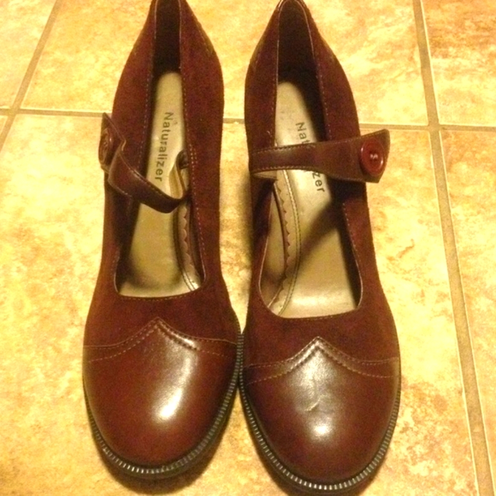 Naturalizer leather/suede pump